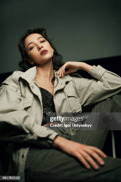 young woman posing in studio - arrogance 個照片及圖片檔