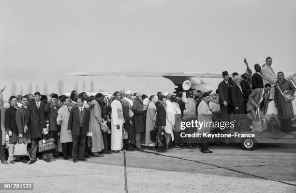 Musulmans partant pour le pèlerinage de la Mecque à l'aéroport de Paris-Orly, à Orly, dans le Val-de-Marne, en 1967, France.