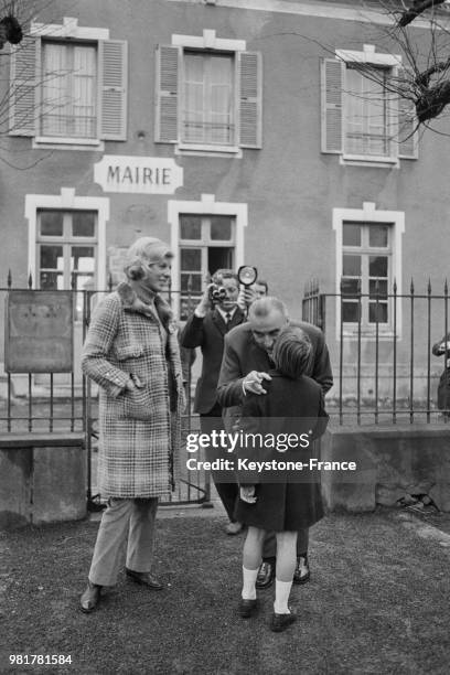 Georges Pompidou saluant une petite fille à la sortie du bureau de vote d'Orvilliers, dans les Yvelines, en mars 1967, France.