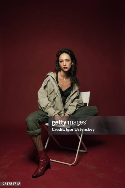 young woman posing in studio - chairs in studio stockfoto's en -beelden