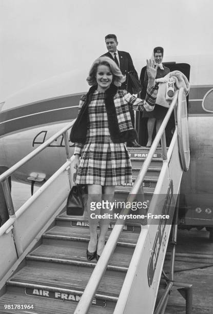 Carroll Baker à sa descente d'avion à l'aéroport d'Orly en France, le 14 mars 1967.