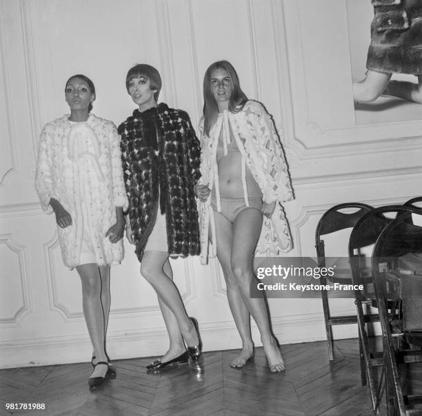 Mannequins portant des modèles en vison de Simon Frères à Paris en France, le 14 mars 1967.