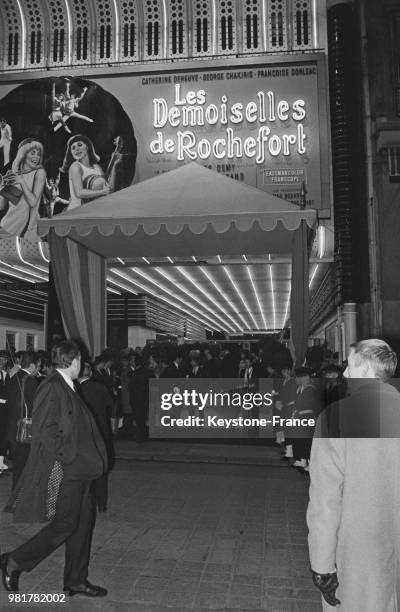 Entrée du cinéma Normandie lors de l'avant-première du film 'Les Demoiselles de Rochefort', à Paris, en 1967, France.