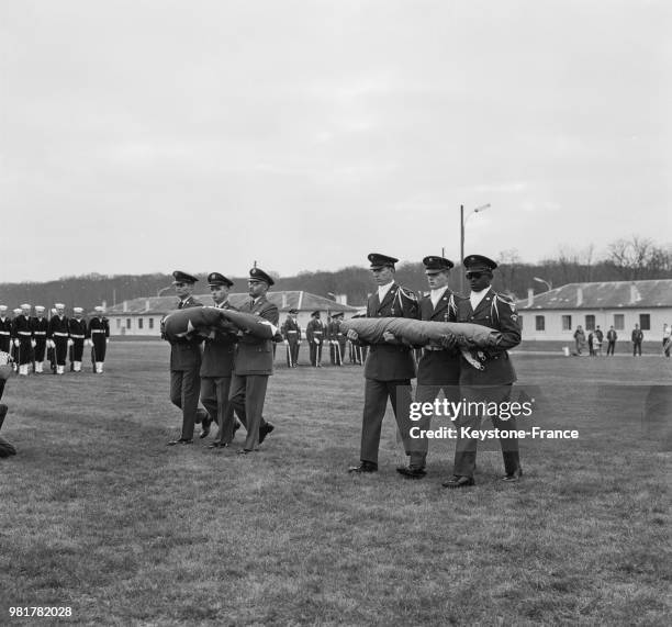 Portés par des militaires américains, les drapeaux américain et français quittent le camp militaire de Saint-Germain-en-Laye en France, lors du...