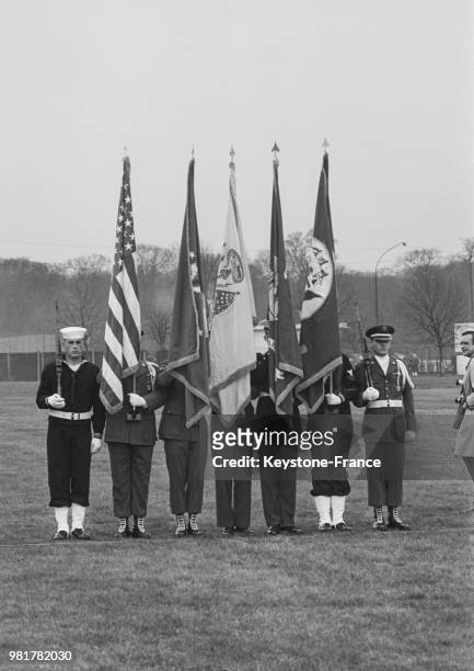 Cérémonie lors du départ des troupes américaines du camp militaire de Saint-Germain-en-Laye en France, le 14 mars 1967.