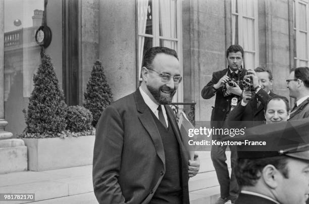 Edgard Pisani sort d'un conseil des ministres au palais de l'Elysée à Paris en France, en 1967.