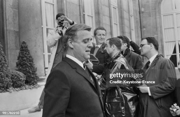 Robert Boulin sort d'un conseil des ministres au palais de l'Elysée à Paris en France, en 1967.