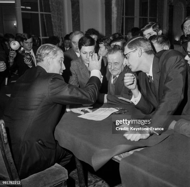 Le directeur du centre de vol spatial Marshall de la NASA Wernher von Braun est l'un des trois lauréats du prix Galabert international...