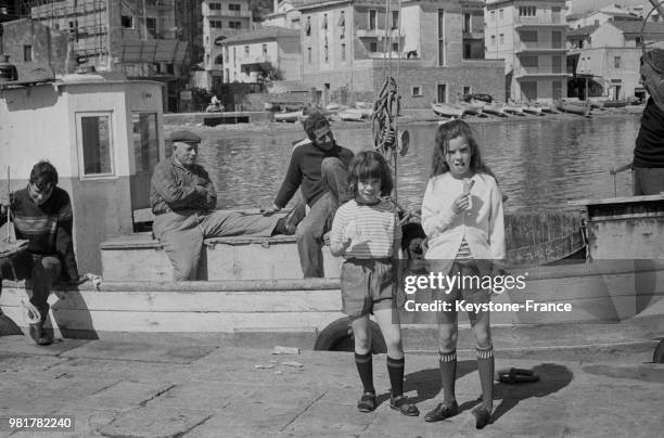 Jane et Annette, filles de Oona et Charlie Chaplin, en vacances en famille à Porto Ercole en Italie, le 1er avril 1967.