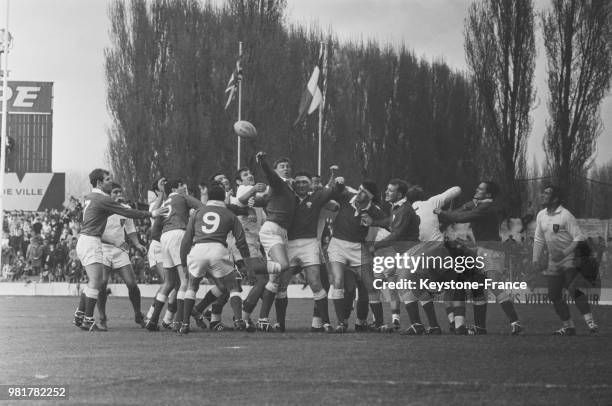 Une phase du match de rugby France - Pays de Galles lors du Tournoi des Cinq Nations au stade de Colombes en France, le 1er avril 1967.