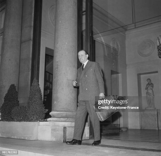 André Malraux sot d'un conseil des ministres au palais de l'Elysée à Paris en France, en 1967.