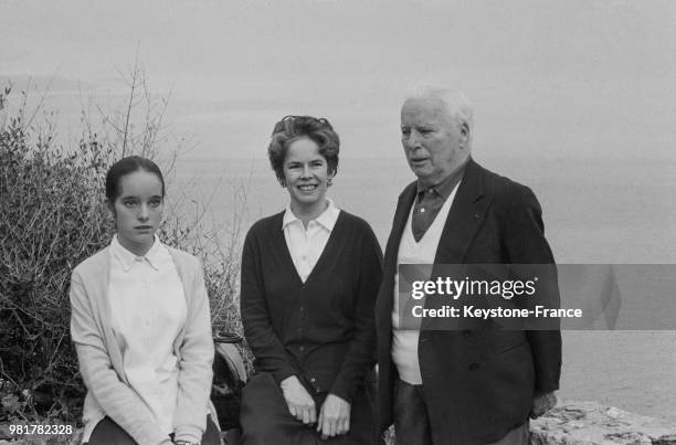 Oona et Charlie Chaplin et leur fille Victoria en vacances en famille, ici à la villa Scala dei Santi, à Porto Ercole en Italie, le 1er avril 1967.