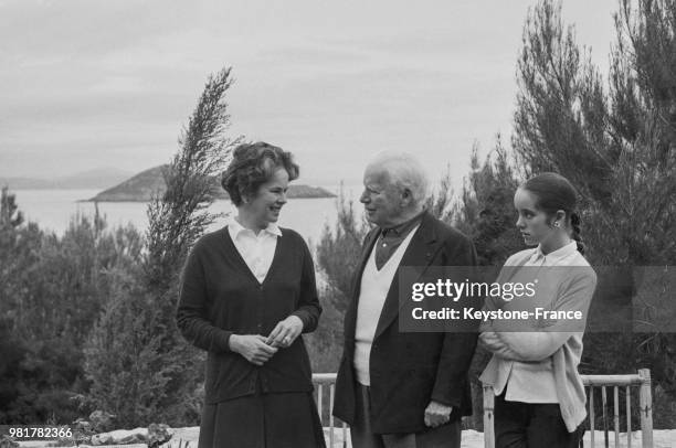 Oona et Charlie Chaplin et leur fille Victoria en vacances en famille, ici à la villa Scala dei Santi, à Porto Ercole en Italie, le 1er avril 1967.