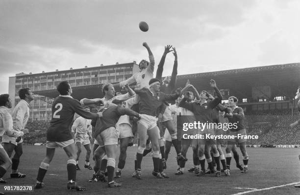 Une phase du match de rugby France - Pays de Galles lors du Tournoi des Cinq Nations au stade de Colombes en France, le 1er avril 1967.