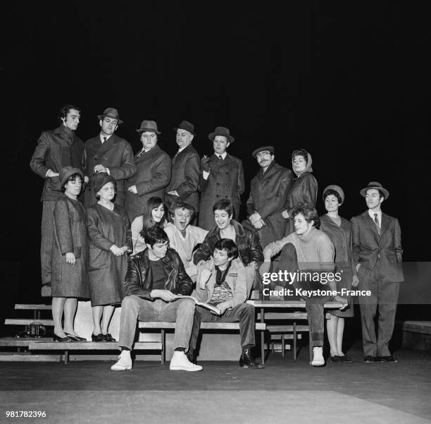 Jean-Claude Charnay, Robert Sireygeol, Pierre Fabrice, Paulette Forte, Jean Sachot et Michel Lebret lors des répétitions de la pièce de théâtre...