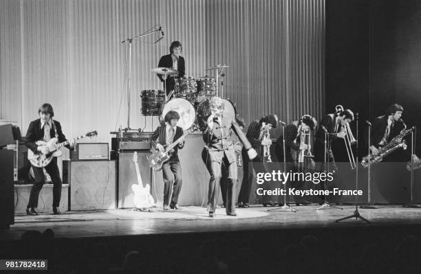 Johnny Hallyday en concert à l'Olympia à Paris en France, le 17 mars 1967.