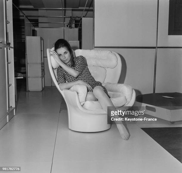 Muriel Blain dans un magasin où est présentée une exposition de meubles italiens à Paris en France, le 22 mars 1967.