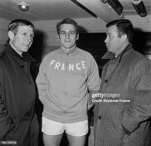 Raymond Kopa, invité d'honneur, et Just Fontaine, directeur sélectionneur de l'équipe de France de football, discutent avec Philippe Gondet lors du...