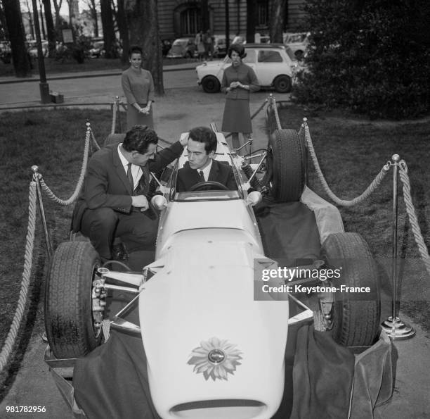 Présentation d'une écurie de course avec Philippe Vidal au volant d'une Matra de formule 3 au Pavillon Ledoyen à Paris en France, le 23 mars 1967 - A...