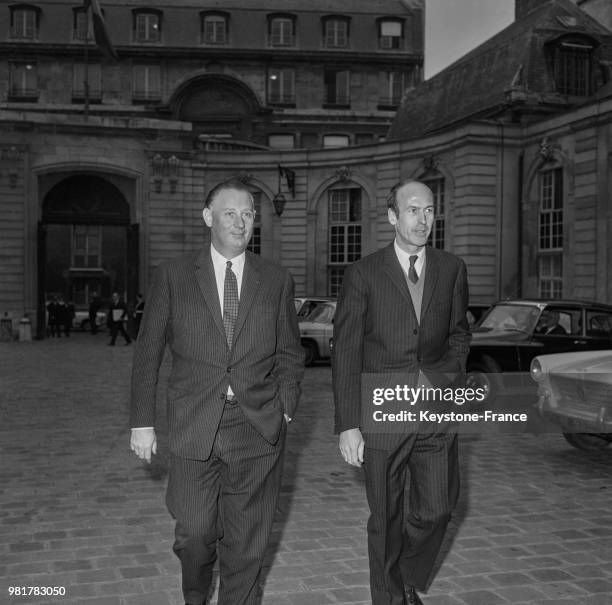 Michel Poniatowski et Valéry Giscard d'Estaing arrivent à l'hôtel Matignon à Paris en France, le 23 mars 1967.