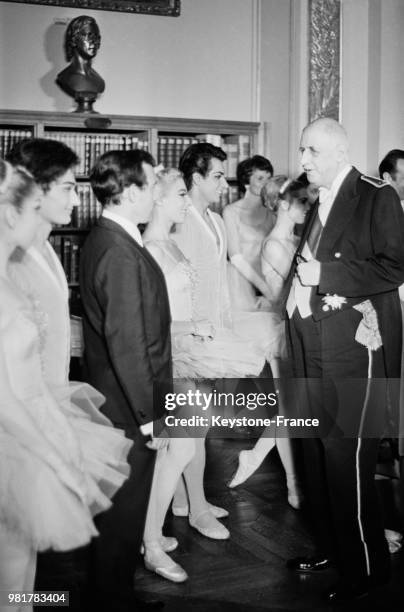 Le général Charles de Gaulle allant féliciter les danseurs étoiles Attilio Labis, Michel Descombey, Christiane Vlassi et Martine Parmin à l'entracte...