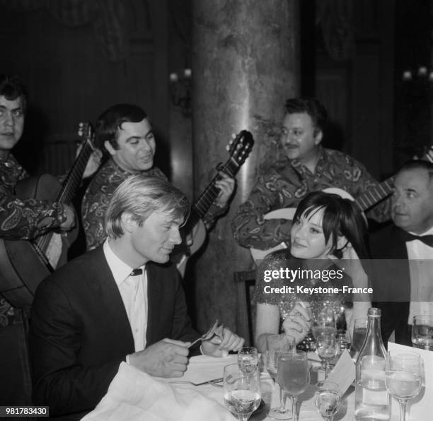 Lioudmila Savelieva et Oleg Vidov lors d'une réception à l'hôtel Carlton, à l'occasion de la présentation du film 'Guerre et Paix' réalisé par Serge...