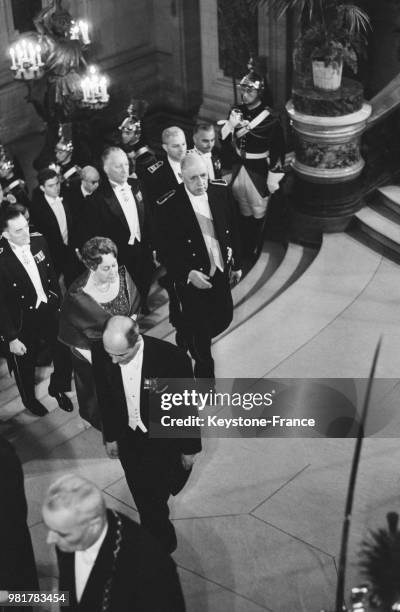 Le général Charles de Gaulle et sa femme Yvonne de Gaulle à leur arrivée à la nuit de Saint-Cyr à l'opéra à Paris en France, le 30 avril 1967.