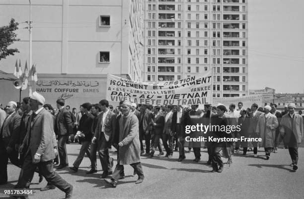 Défilé du 1er mai 1967 à Alger en Algérie, avec 'Paix au Vietnam et Vive la fête du travail'.