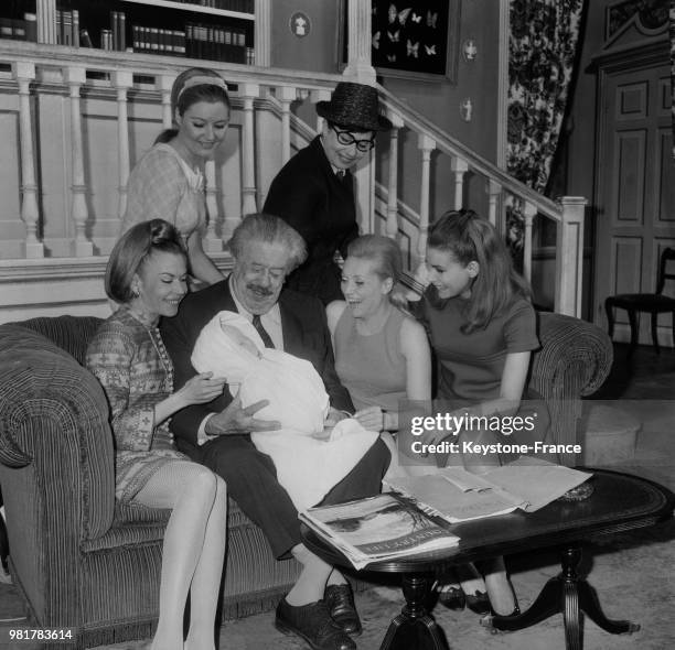 Michel Simon , Lylian Robin, Anne Berry, Véronique Verlhac, Maraike Jansen et Annie Savarin lors des répétitions au théâtre de la porte Saint-Martin...