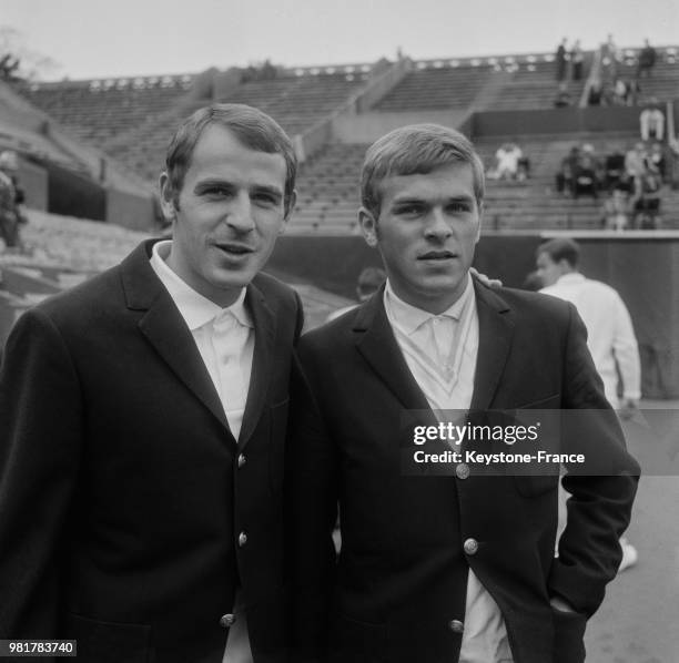 Les français Daniel Contet et Patrice Beust lors de la Coupe Davis France - Norvège au stade Roland-Garros à Paris en France, en mai 1967.