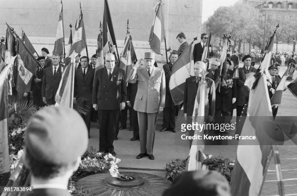 Le général Charles de Gaulle se recueillant devant la tombe du soldat inconnu lors de la commémoration du 8 mai 1945 à Paris en France, le 8 mai 1967.
