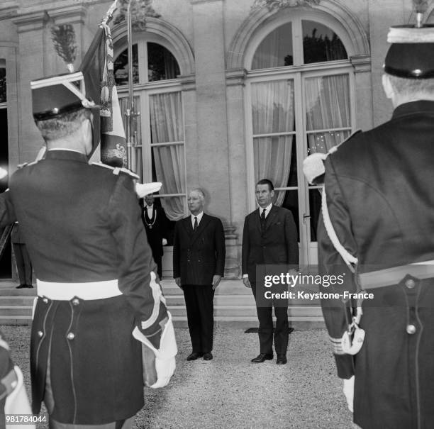 Pierre Messmer et Gerhard Schroder passant en revue un détachement de la garde républicaine à Paris en France, le 10 mai 1967.