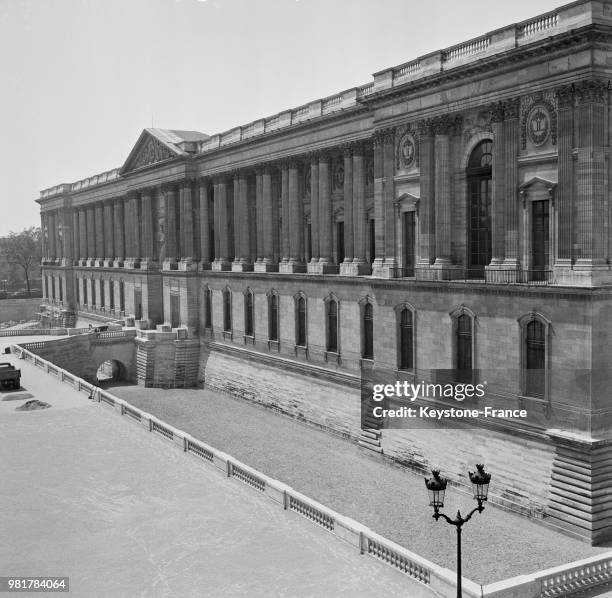 Sous l'impulsion du ministre de la culture, des travaux ont permis de mettre à jour les fossés primitifs du musée du Louvre à Paris en France, le 10...