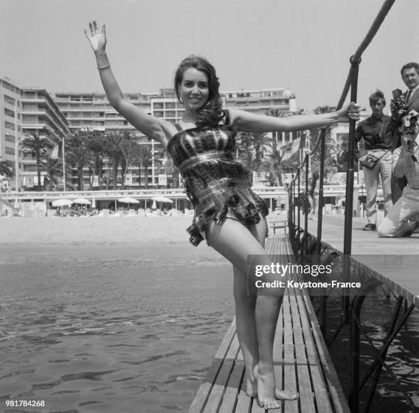 Suzy Laws est 'Miss Pellicule' sur la Croisette lors du festival international du film à Cannes en France, le 11 mai 1967.