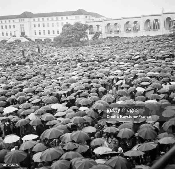 La foule sur l'esplanade à Fatima au Portugal, le 14 mai 1967.