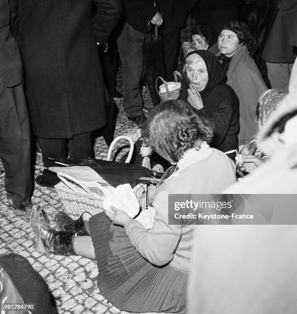 La foule sur l'esplanade le soir lors du pèlerinage à Fatima au Portugal, le 14 mai 1967.