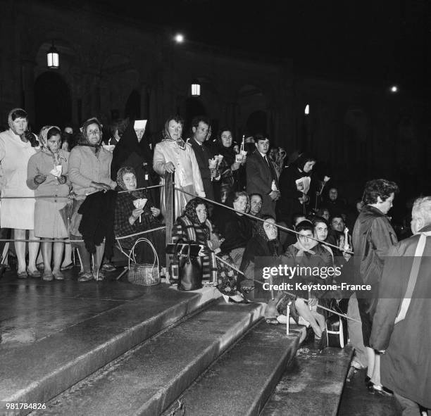 La foule sur l'esplanade le soir lors du pèlerinage à Fatima au Portugal, le 14 mai 1967.