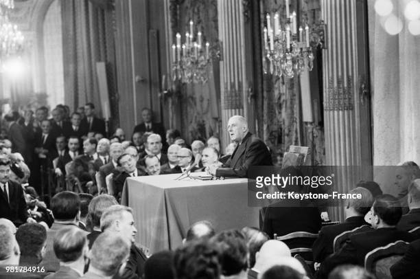 Conférence de presse du général Charles de de Gaulle avec au premier rang, à l'arrière-plan, le ministre des affaires culturelles André Malraux, le...