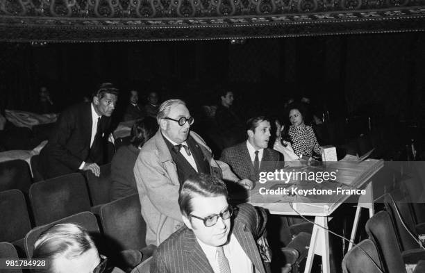 Marcel Achard lors de la reprise de sa pièce de théâtre 'Jean de la Lune' au théâtre du Palais-Royal à Paris en France, en 1967.