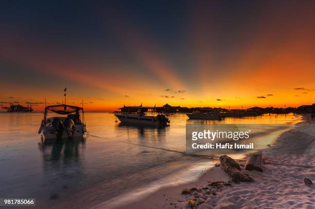ray of light sunrise at mabul island - mabul island fotografías e imágenes de stock