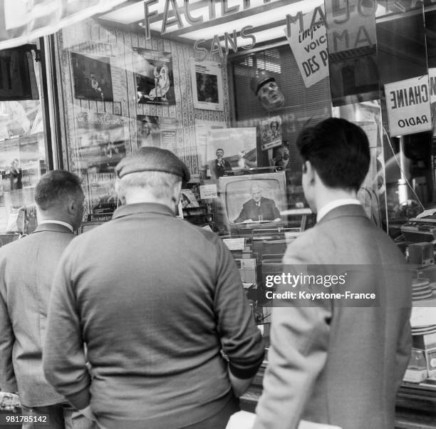 Discours du général Charles de Gaulle retransmis à la télévision dans la vitrine d'un magasin à Paris en France, en 1967.