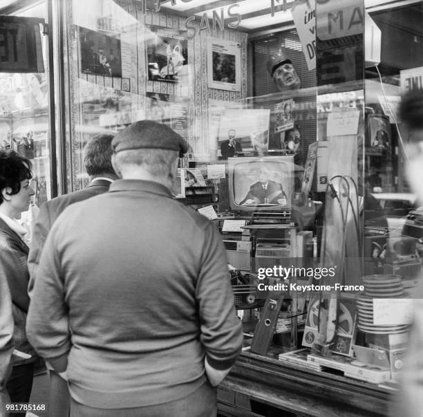 Discours du général Charles de Gaulle retransmis à la télévision dans la vitrine d'un magasin à Paris en France, en 1967.