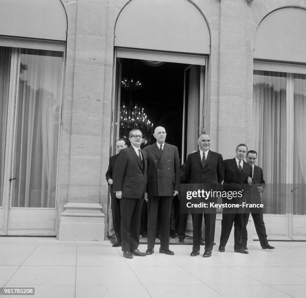 Le premier ministre du Québec Daniel Johnson, en visite en France, avec le général Charles de Gaulle et le premier ministre Georges Pompidou au...