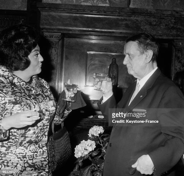 Régine Crespin discute avec Georges Auric après avoir reçu la médaille de Vermeil de la ville de Paris à Paris en France, en 1967.