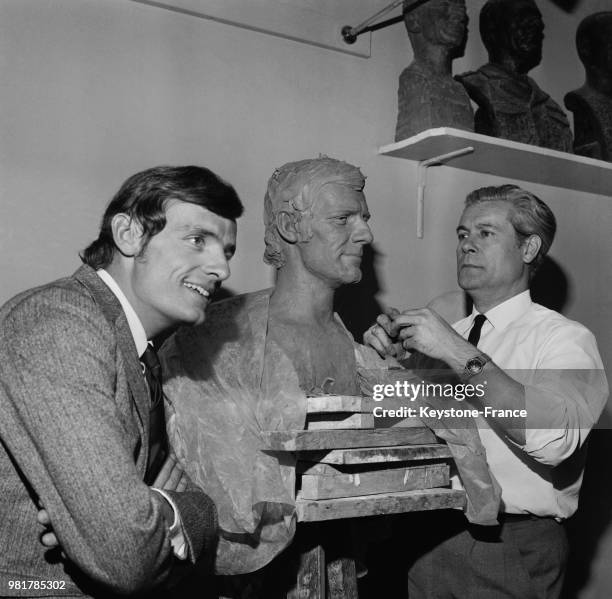 Jean-Claude Killy pose pour le sculpteur Alexandre Barbiéri du musée Grévin qui réalise une sculpture de sa tête à Paris en France, le 19 mai 1967.