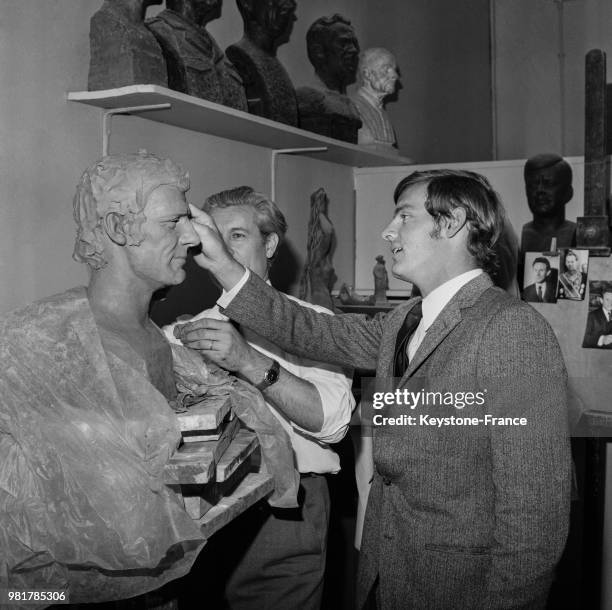 Jean-Claude Killy pose pour le sculpteur Alexandre Barbiéri du musée Grévin qui réalise une sculpture de sa tête à Paris en France, le 19 mai 1967.
