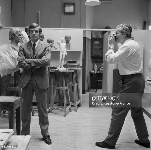 Jean-Claude Killy pose pour le sculpteur Alexandre Barbiéri du musée Grévin qui réalise une sculpture de sa tête à Paris en France, le 19 mai 1967.