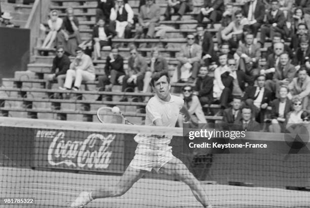 François Jauffret en action lors du match de Coupe Davis qui oppose la France à la Hongrie au stade Roland-Garros à Paris en France, le 19 mai 1967.