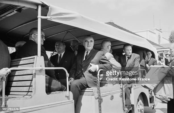 Le premier ministre Georges Pompidou à bord d'un car qui transporte les visiteurs à travers la Foire de Paris à Paris en France, le 20 mai 1967.