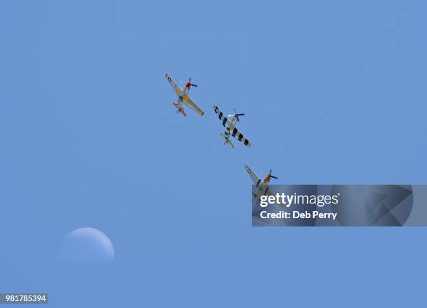 airshow over traverse city, michigan - deb perry photos et images de collection